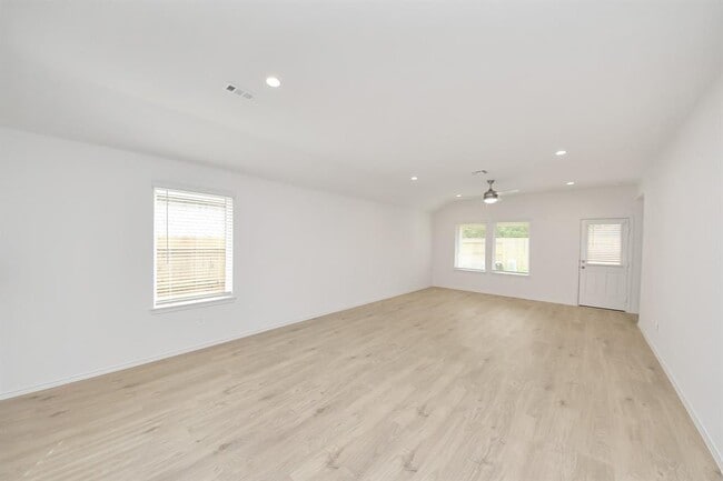 Building Photo - 5038 Balcolm Dr