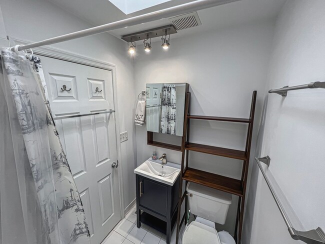 Building Photo - Beautiful 2 Bedroom 1 Bath Townhouse in Fa...