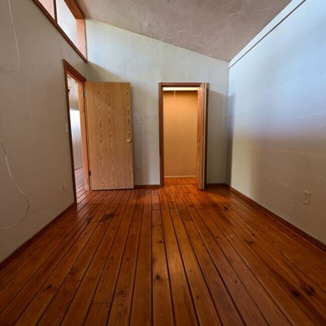 Building Photo - (4) Bed/(2) Bath SE Norman! Country Living!