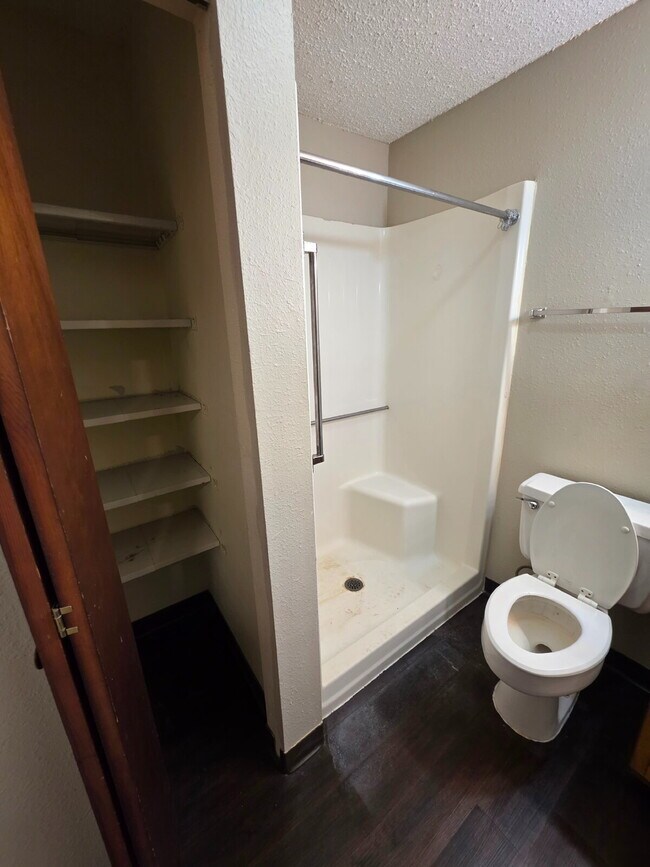 Building Photo - *WINTER MOVE-IN SPECIAL* 1 Bedroom | 1 Bat...