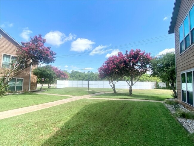 Building Photo - 500 Norwood Pl