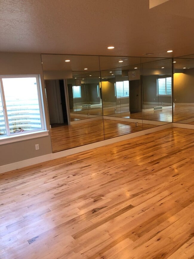Building Photo - Gorgeous Lehi Townhome