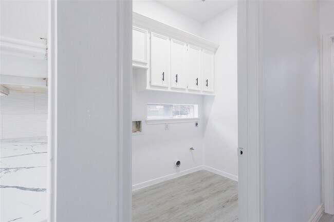 Building Photo - 17527 Sandy Cliffs Dr