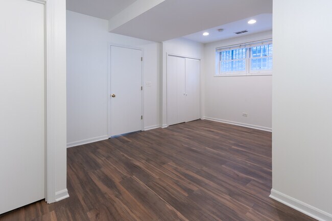 Building Photo - 1064 N Marshfield Ave