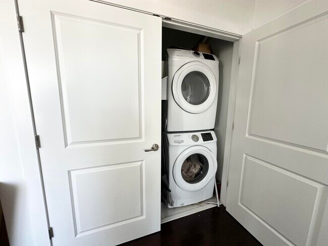 Building Photo - 1901 SUMMIT Ave