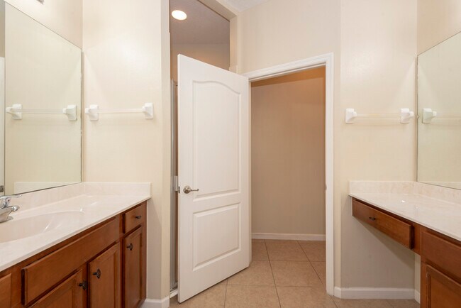 Building Photo - 253 Catriona Dr
