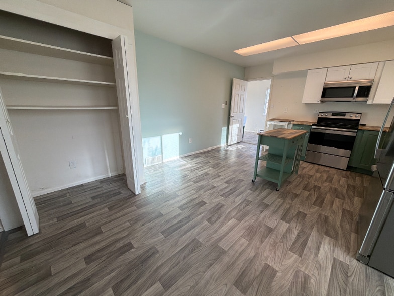 Building Photo - 914 S Del Norte Ave