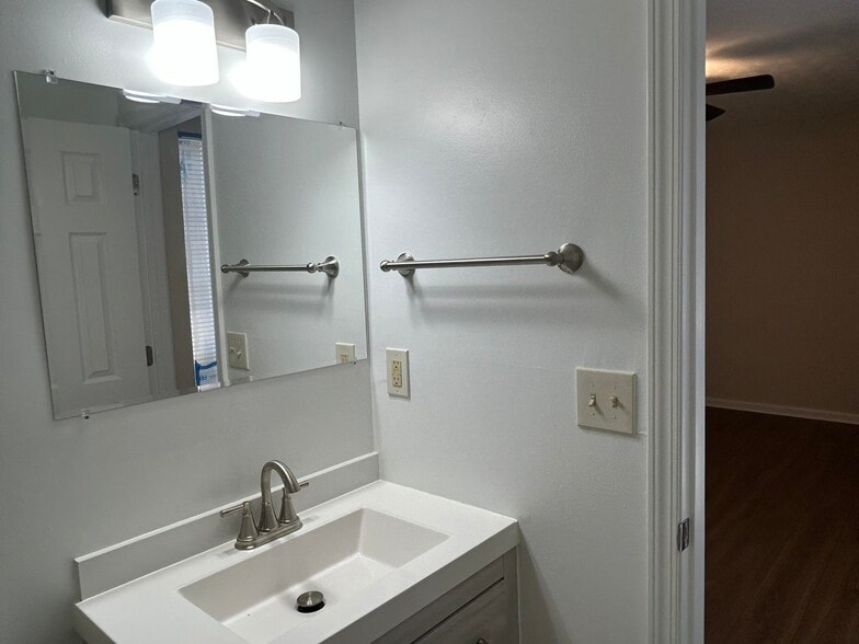 Building Photo - 5538 Summer Ln