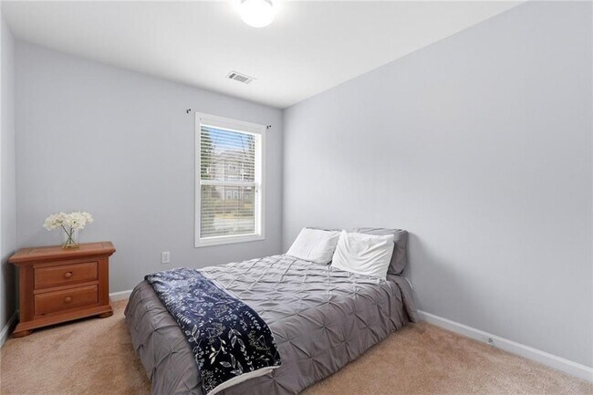 Building Photo - 2059 Lakeshore Overlook Dr