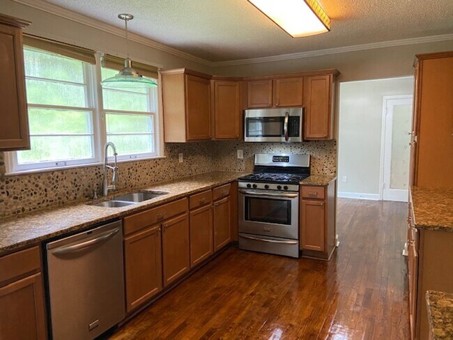 Building Photo - Midway Home Offering lots of space!!