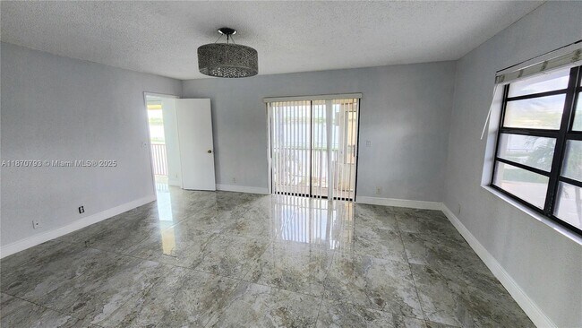 Building Photo - 513 S Ocean Dr