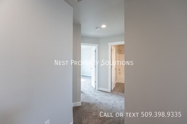 Building Photo - 3 Bed, 2.5 Bath Duplex, WSG included