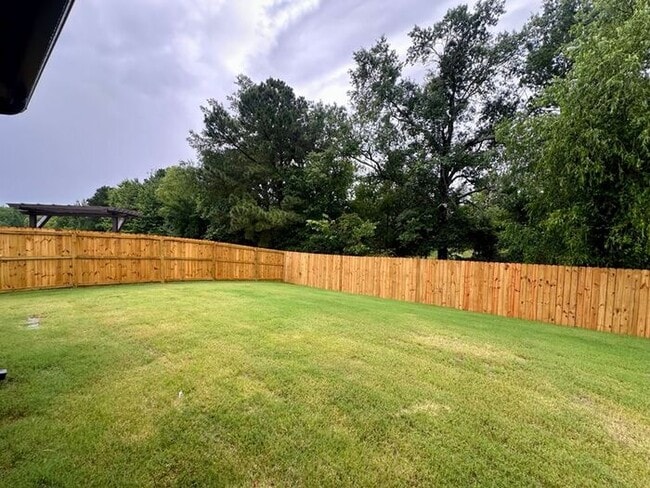 Building Photo - Available Now! Luxurious 3 Bedroom 2 Bath ...