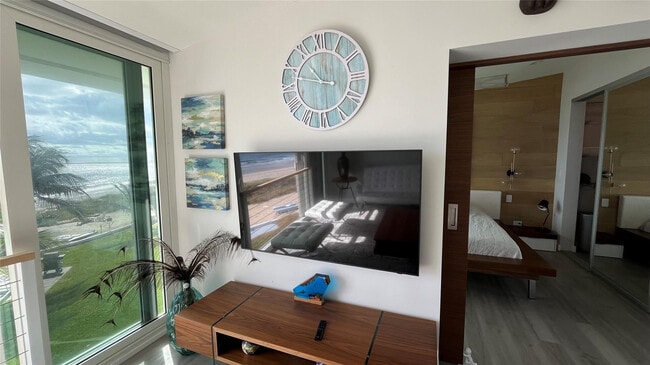 Building Photo - 1041 Hillsboro Mile