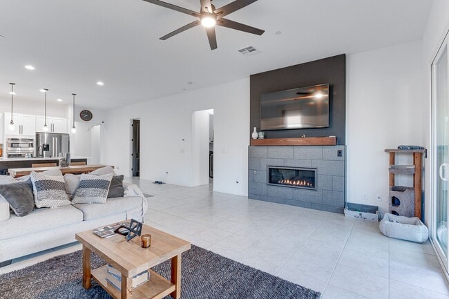 Building Photo - Charming Single-Story in Cadence with Fireplace & Entertainer’s Backyard!