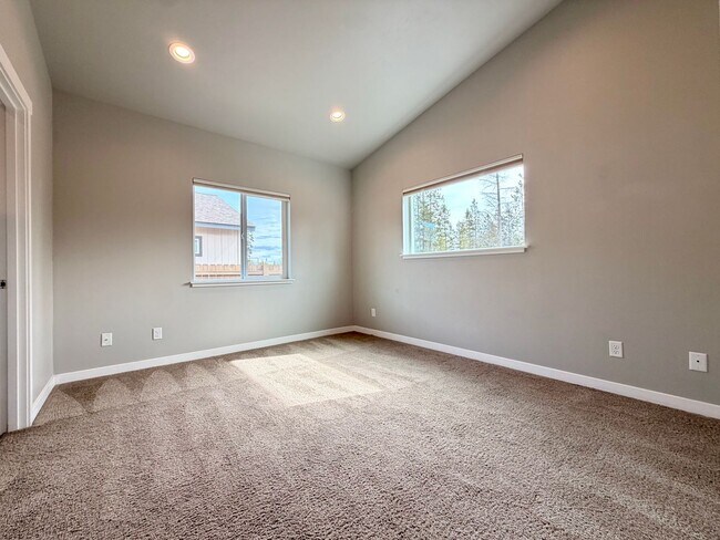 Building Photo - GORGEOUS LA PINE HOME! LARGE FENCED YRD, PELLET STOVE, UPGRADED KITCHEN & MORE!!