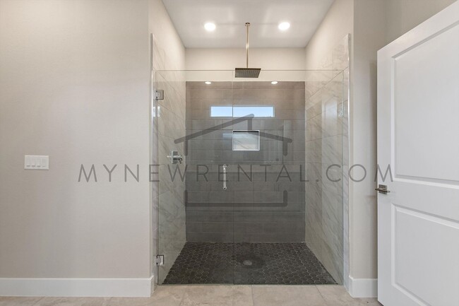 Building Photo - Deposit-Free! Get $1,000 OFF your first mo...