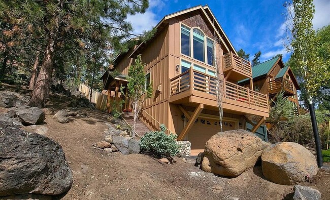 Building Photo - Awbrey Butte Beauty with Views and close t...