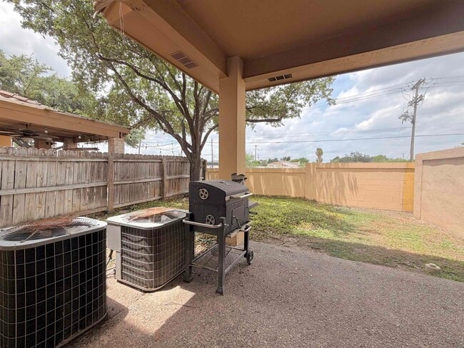 Building Photo - 707 St James Dr