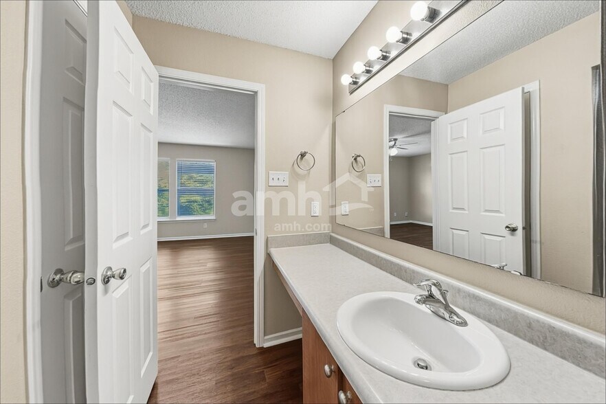 Building Photo - 10395 Carrington Way