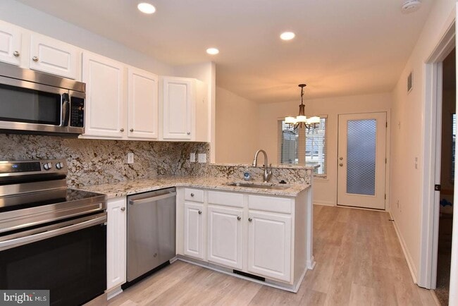 Building Photo - 117 Lakeside Dr