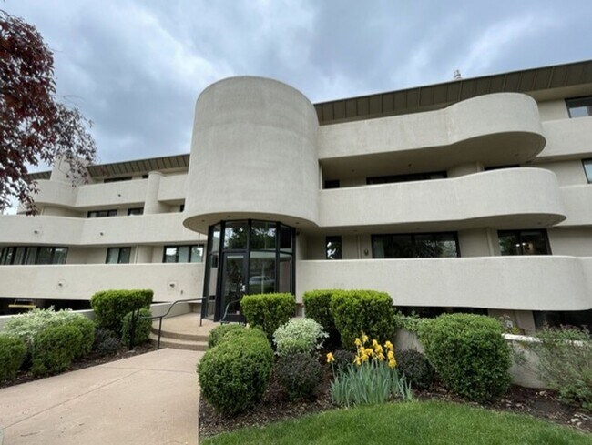 Building Photo - Two Bedroom Condo Available In Downtown Boulder