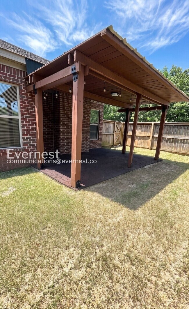 Building Photo - 3 Bed/2 Bath Home with Fenced Yard & Garage / Pet-Friendly / Vouchers Accepted / Available Now!