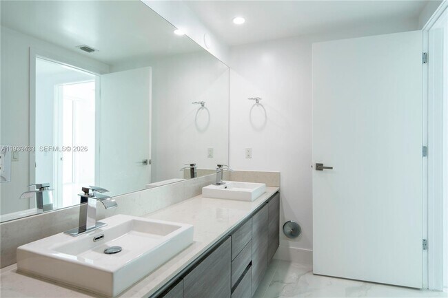 Building Photo - 1080 Brickell Ave