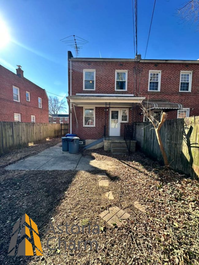 Building Photo - 3 Bedroom Home with Finished Basement, Parking, and Fenced Yard