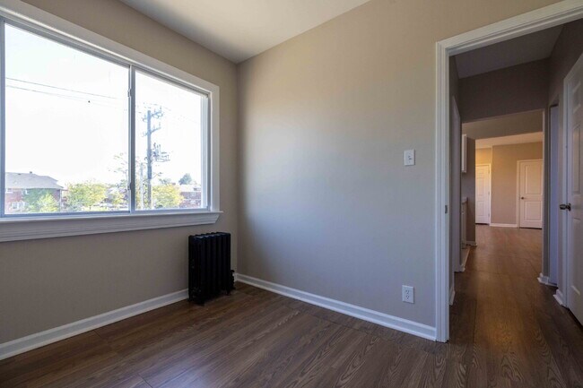 Building Photo - Modern Comfort, Classic Charm — Your Next Detroit Apartment Awaits