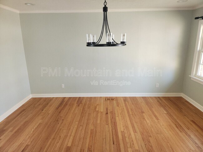 Building Photo - 1220 Woodmont Dr