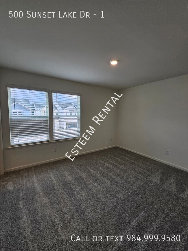 Building Photo - 500 Lake Dr