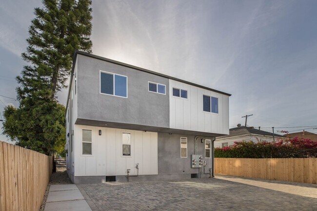 Building Photo - 543 N Virgil Ave