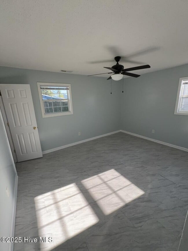 Building Photo - 304 Royal Dr
