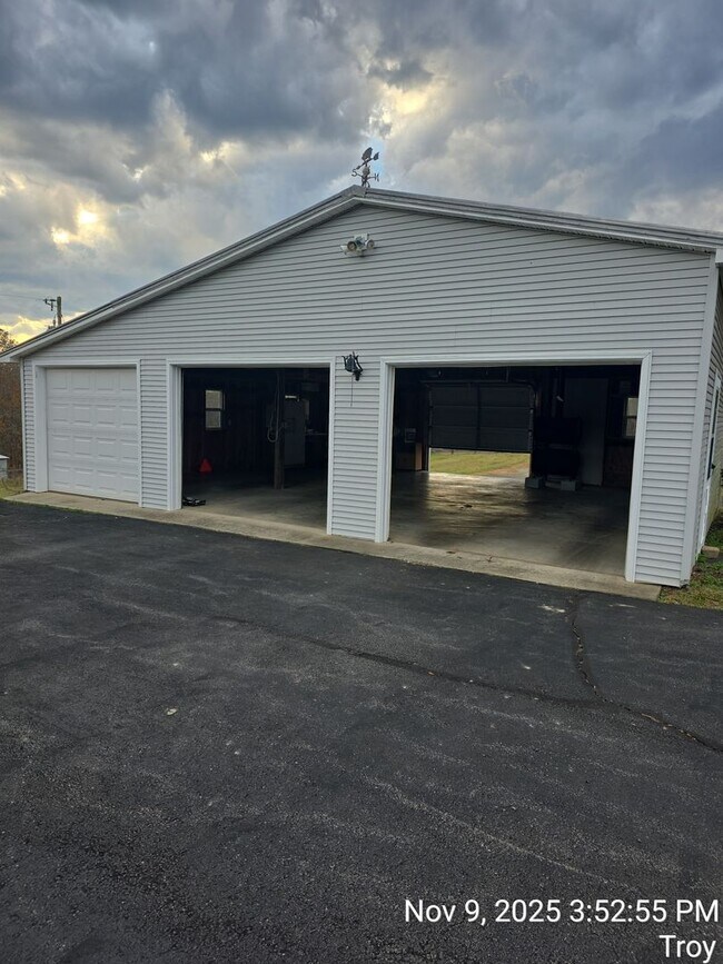 Building Photo - 912 Hunters Lodge Rd