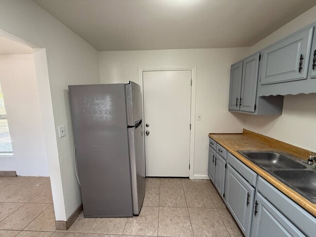 Building Photo - 1325 N Venice Ave