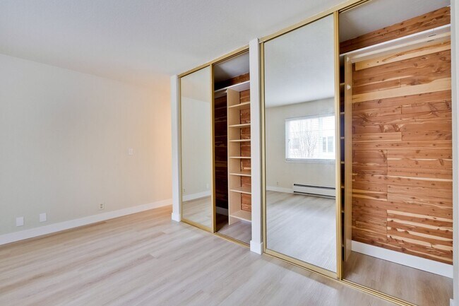 Building Photo - Refreshed 2/2 Second Floor Campbell Condominium in Great Location! Attached Garage & Additional S...