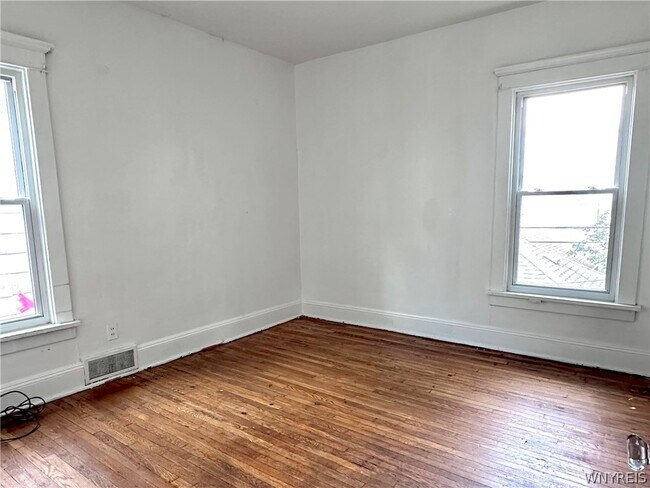 Building Photo - 248 Loring Ave
