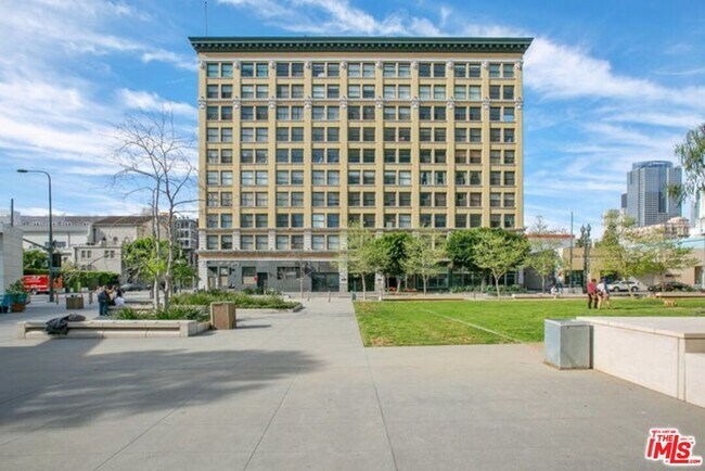 Building Photo - 108 W 2nd St