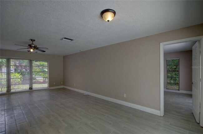 Building Photo - 904 Wellington Dr