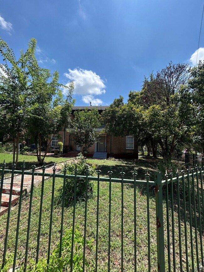 Building Photo - 650-654 W NEELY ST