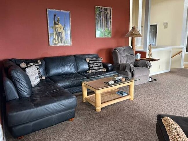 Building Photo - Furnished 3Bed, 2Bath Upstairs of House with Lanai