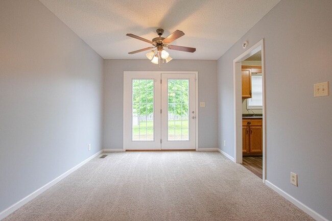 Building Photo - Pet Friendly Three Bedroom!