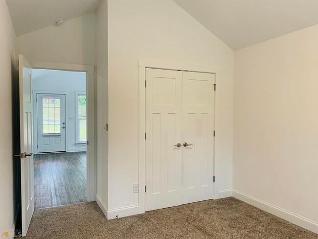 Building Photo - 105 Oak St