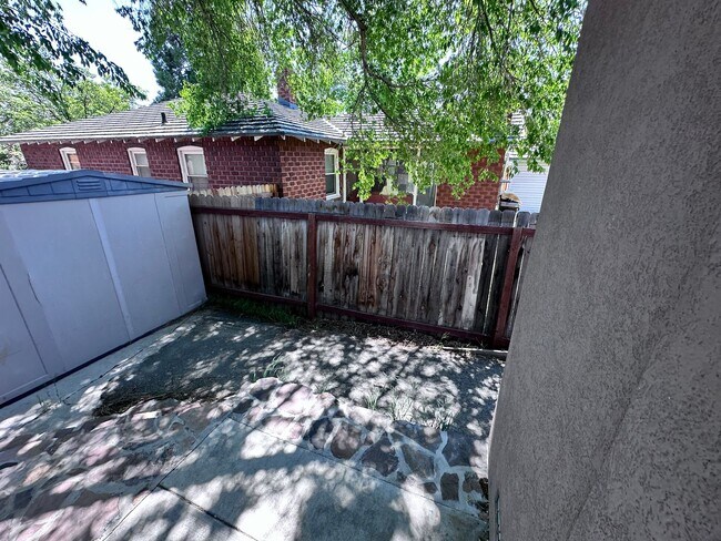 Building Photo - 1037 Bell St