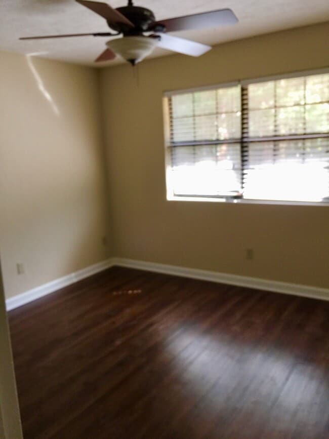 Building Photo - 2/1 Conveniently located off Miccosukee Road inside Capital Circle