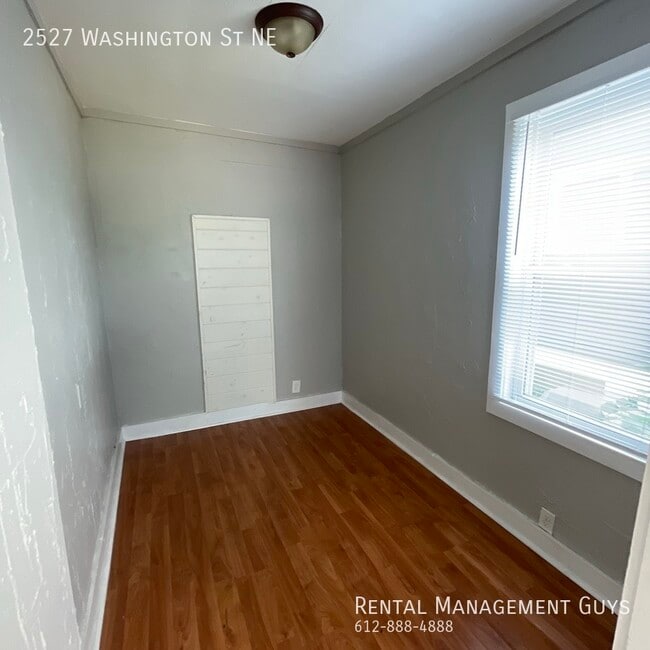 Building Photo - 4 Bedroom Home! Updated Kitchen and Office!