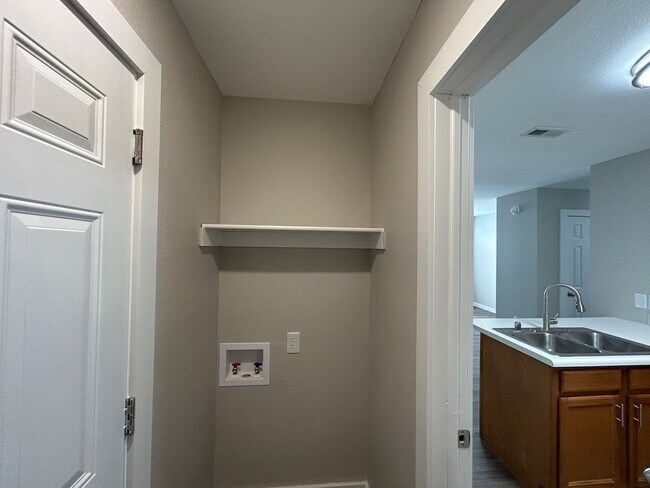 Building Photo - Duplex with Garage - Minutes from Downtown...