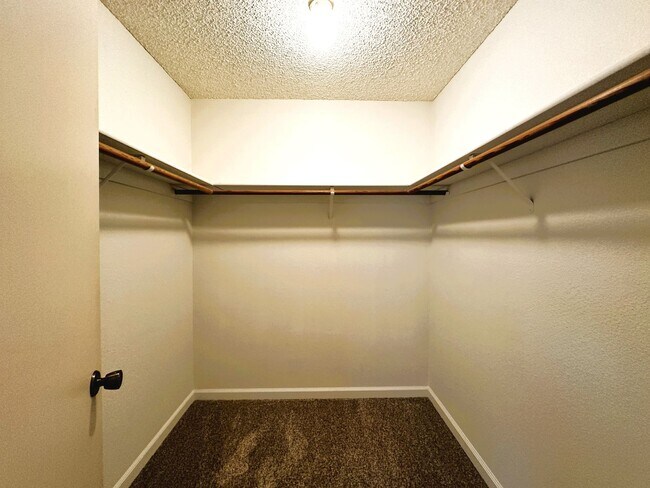 Building Photo - 180 Park Place Dr