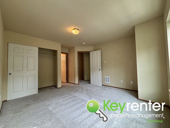 Building Photo - Modern Comfort Meets Great Location in Thi...